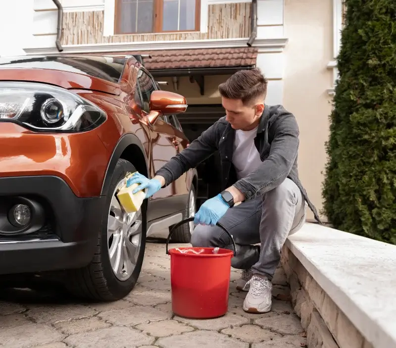 Lavage auto à domicile La Meilleraye-de-Bretagne : professionnel intervenant sur un véhicule